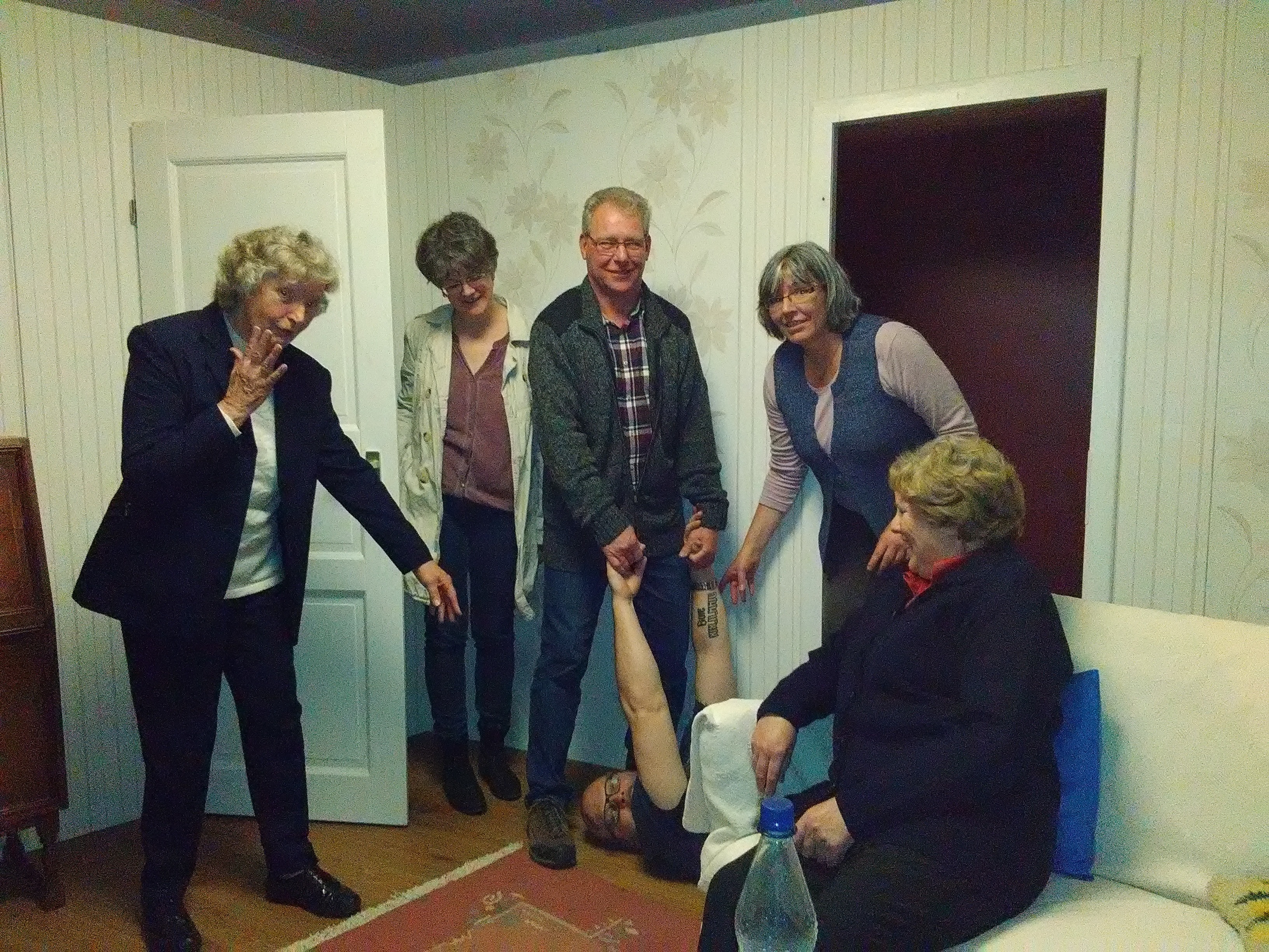 Spielszene mit (v. li.): Margret Lührsen, Maren Altmann, Hans-Jörg Peters, Frauke Lohmann und Lisa Tödter sowie am Boden: Heiko Kaufhold