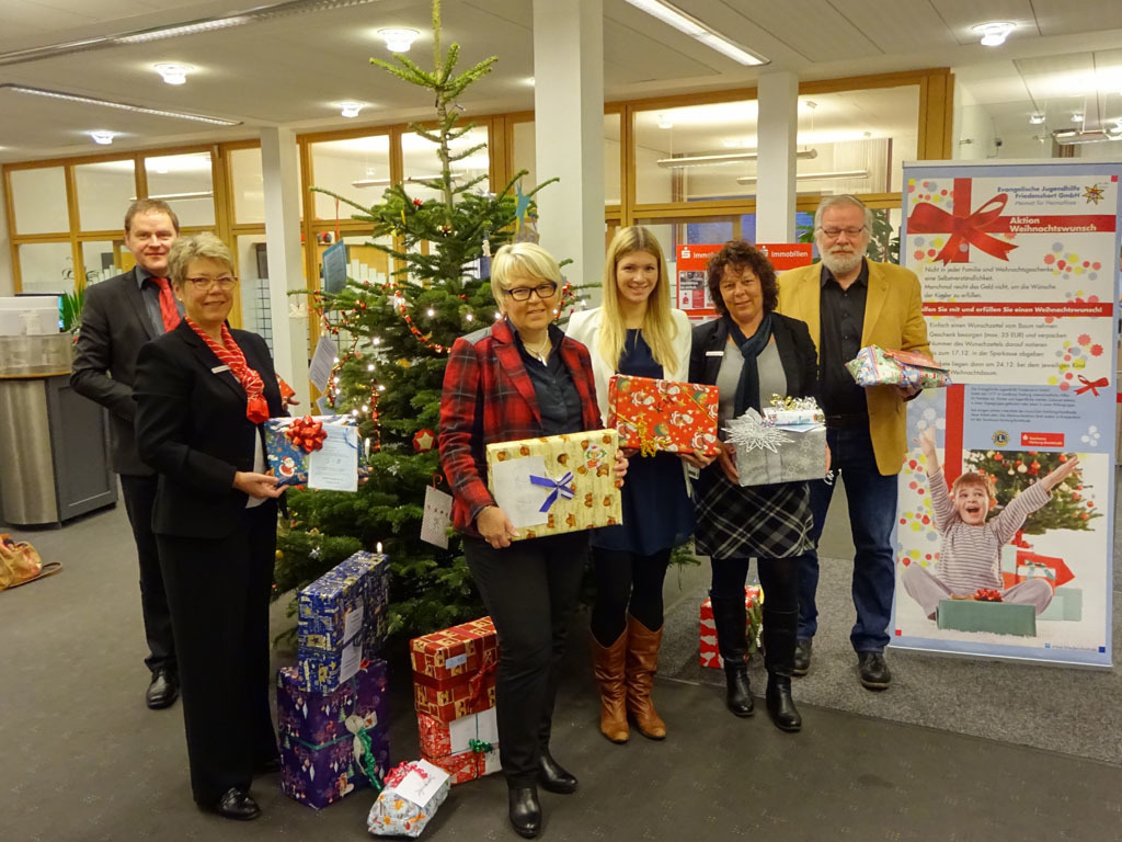 Mitarbeiter der Sparkassenfiliale Tostedt mit einer kleinen Auswahl der liebevoll verpackten Geschenke (v. li.): Henrik Kröger, Dorit Wickbold, Kerstin Wilkens, Miriam Kartzig, Birgit Kirschstein und Ekkehard Voppel vom Friendenshort