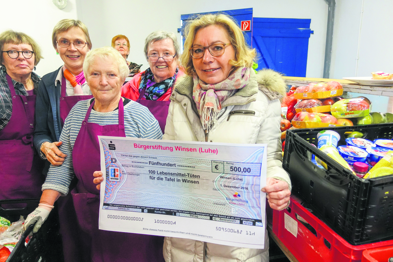 Bei der Spendenübergabe: Bürgerstiftungs-Vorstandsmitglied Kerstin Roufflair mit Mitarbeitern der Tafel