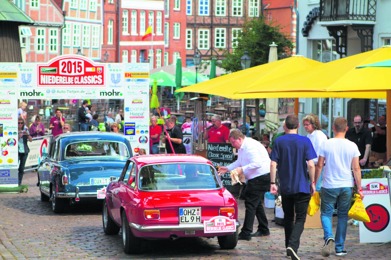 Start und Ziel ist in Stade: Bei der Niederelbe Classics fahren die Teilnehmer im Eineinhalb-Minuten-Takt vom Fischmarkt los