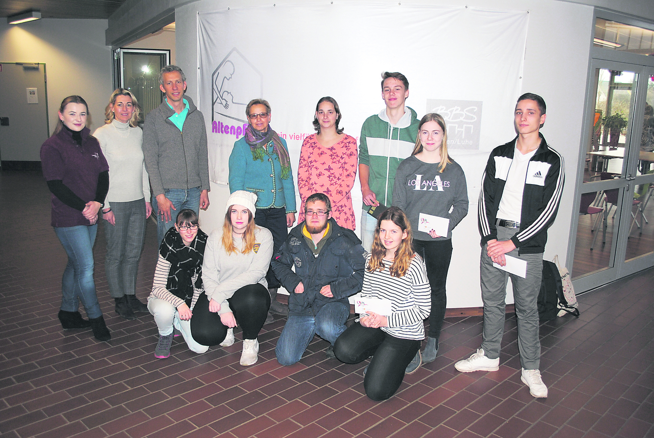 Bei der Preisübergabe: Vertreter der Aktionstag-Veranstalter mit den Gewinnern
