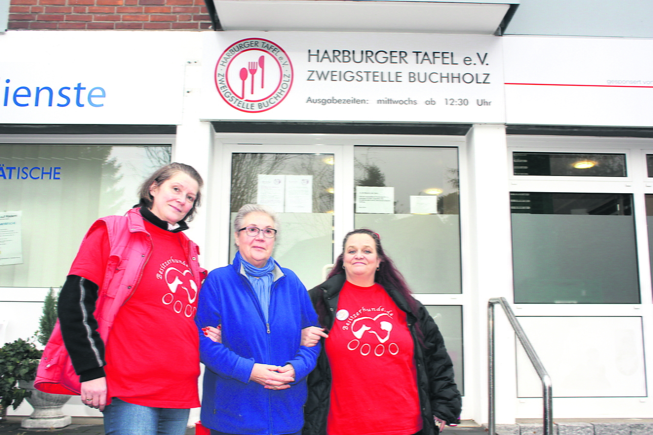 Gute Kooperation: (v. li.) Christine Boll (li.) und Andrea Williams (re.) vom Verein Besitzerhunde mit Maria Hansmann von der Buchholzer Tafel