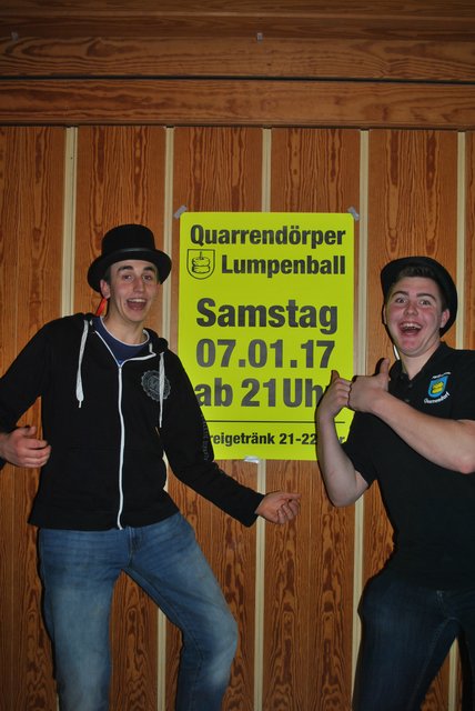 Die letzten Silvesterraketen sind gerade verraucht, da knallen in Quarrendorf (Samtgemeinde Hanstedt) bereits die nächsten Sektkorken. Die Faslams-Eltern Niklas Beecken (li.) und Mirko Heuer freuen sich, als erste Gemeinde im Verbreitungsgebiet die Narrenzeit eröffnen zu dürfen