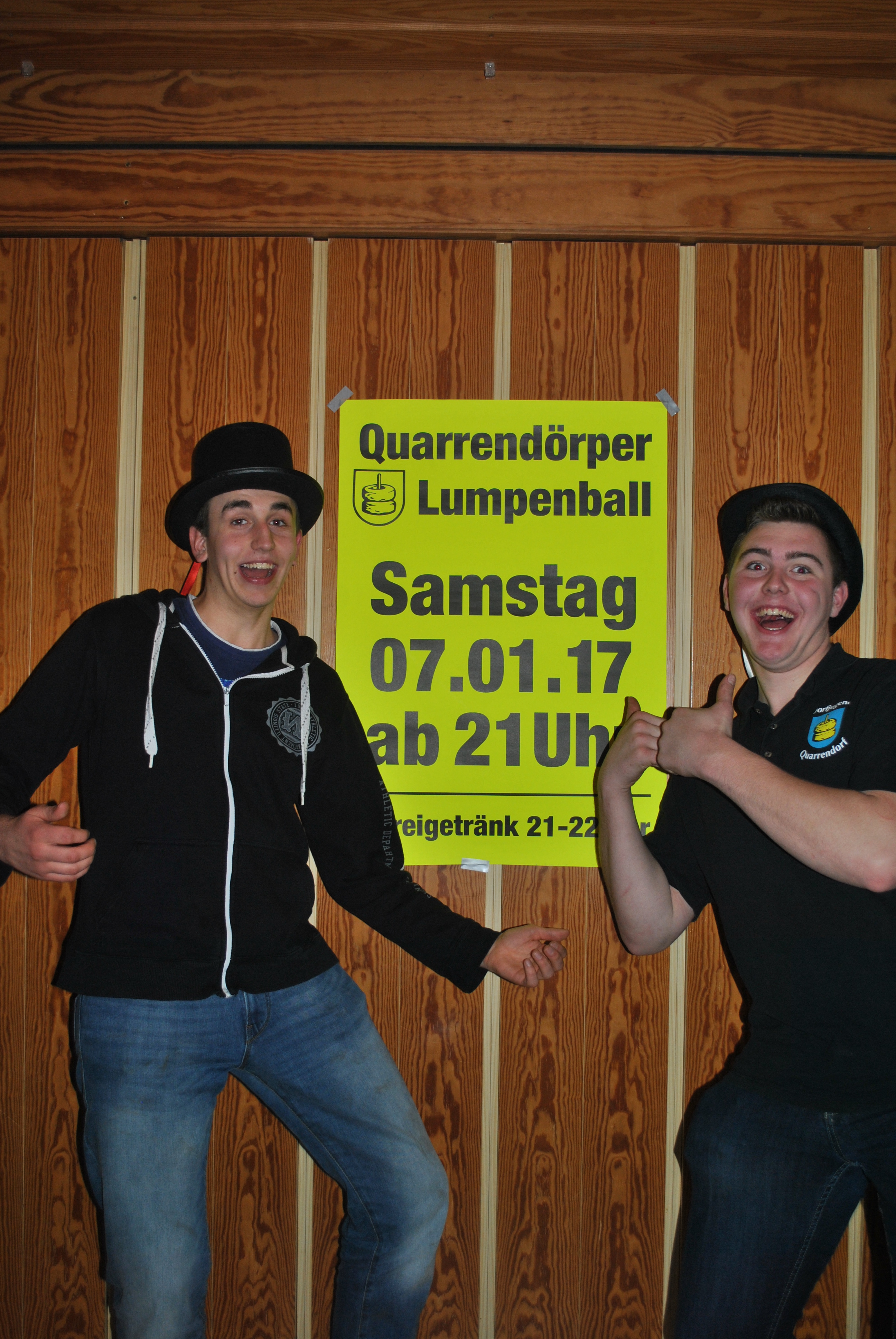 Die letzten Silvesterraketen sind gerade verraucht, da knallen in Quarrendorf (Samtgemeinde Hanstedt) bereits die nächsten Sektkorken. Die Faslams-Eltern Niklas Beecken (li.) und Mirko Heuer freuen sich, als erste Gemeinde im Verbreitungsgebiet die Narrenzeit eröffnen zu dürfen