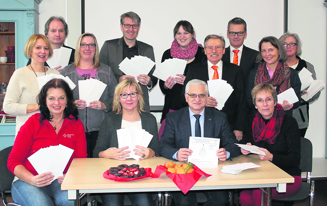 Beim Einpacken der Weihnachtsbriefe: die Vertreter der an "Hand in Hand" beteiligten Organisationen