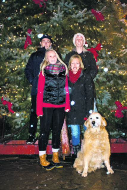 Weihnachten in den USA: Luis Off (li.) mit seiner Gastfamilie Nick, Allison und Wendy Dahlquist Harthun sowie Hund Max | Foto: Privat