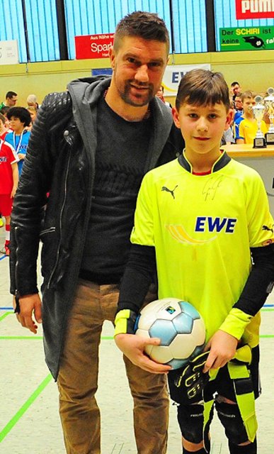 Stürmer ehrt Torwart: Ex-Profi Ivan Klasnic gratuliert Tim Tempel (FC Este) zum Titel "bester Torwart des Turniers" | Foto: EWE