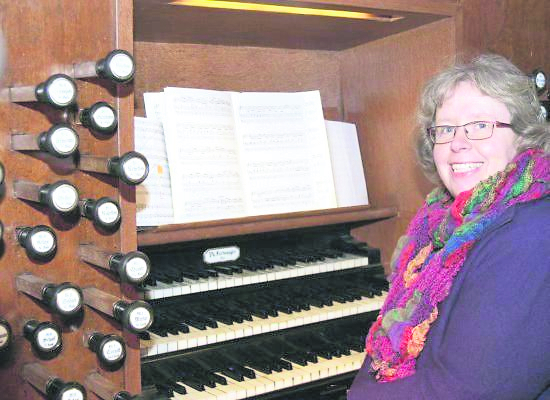 "Musik ist an den Weihnachtstagen besonders wichtig": Kreiskantorin Sybille Groß an der Furtwängler Orgel in der Buxtehuder Petri-Kirche