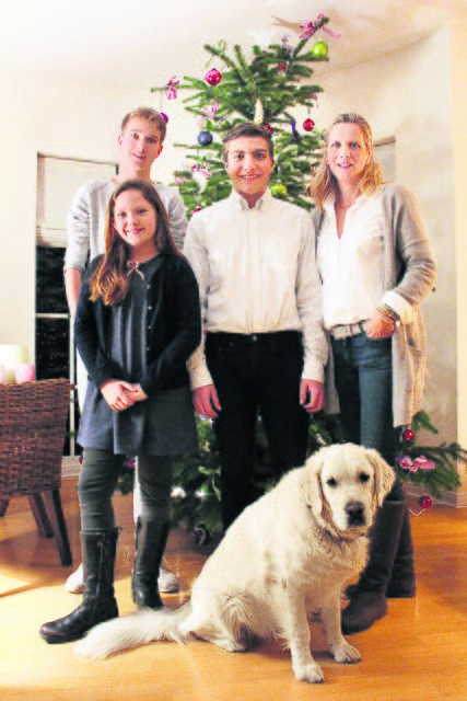 Weihnachten in Bendestorf:  Joseph Kurek (2. v. re.) mit Jule (v. li.), Tim und Jessica Raack sowie Hund Luna