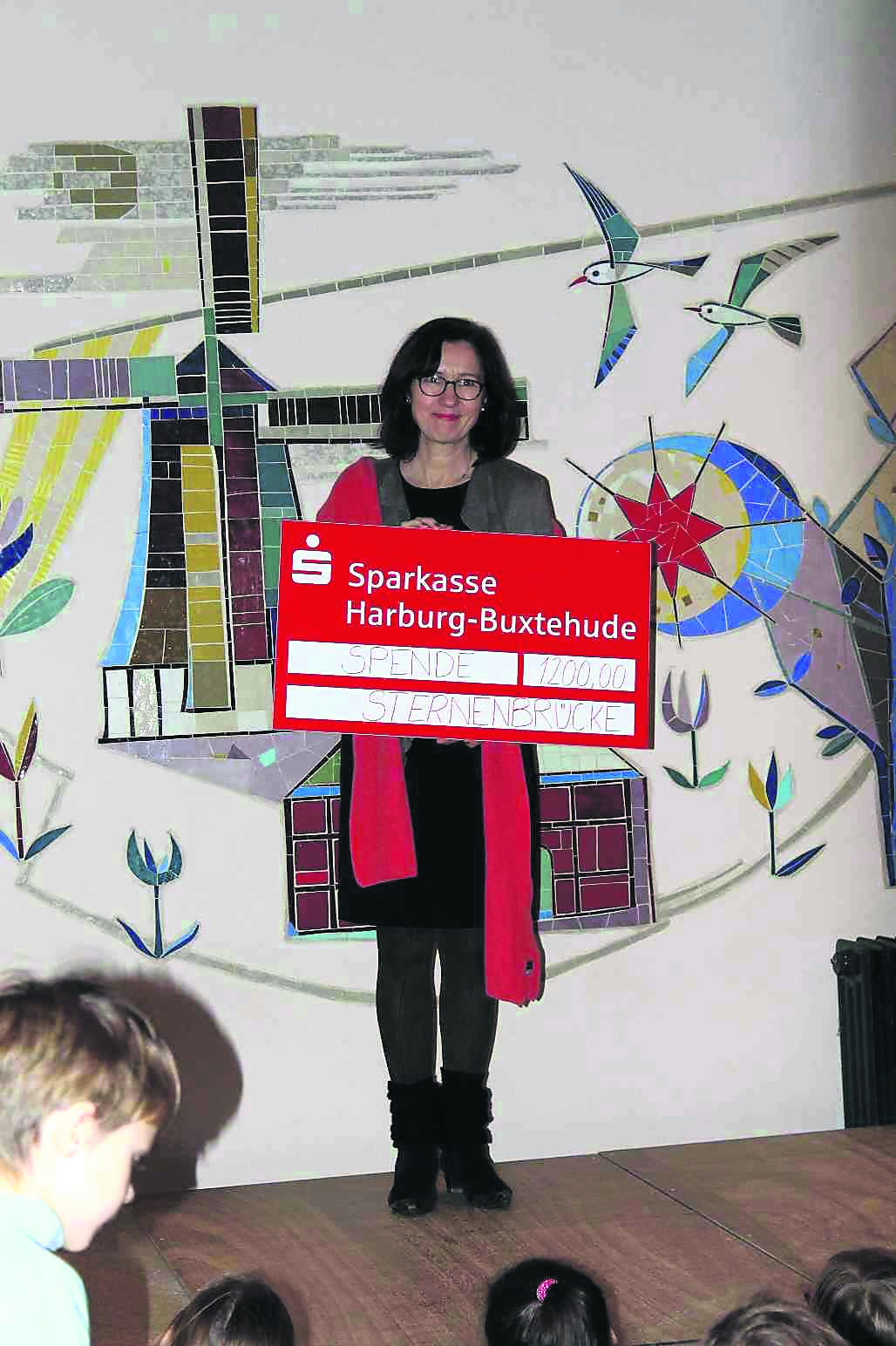 Christiane Schüddekopf freute sich über die tolle Spende der Grundschule Fleestedt