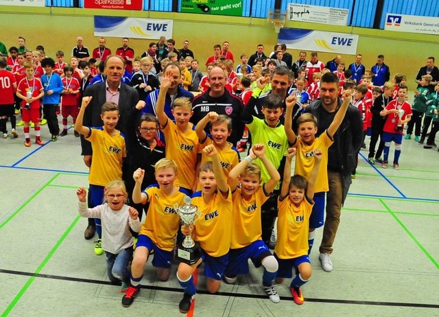 Geschafft! Die Kicker des FC Este fahren als Turniersieger nach Oldenburg. Erster Gratulant war Ivan Klasnic | Foto: EWE