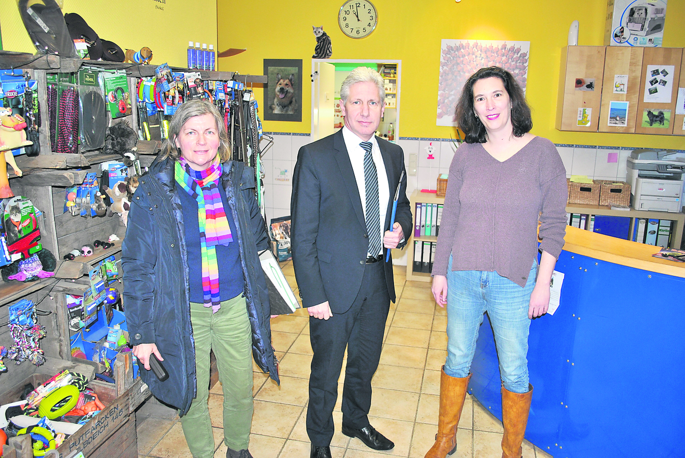 Beim Ortstermin in Stelle (v. li.): Dr. Astrid Krüger. Leiterin des Kreis-Veterinärdienstes, Landrat Rainer Rempe und Tierärztin Dr. Tatjana Rusch