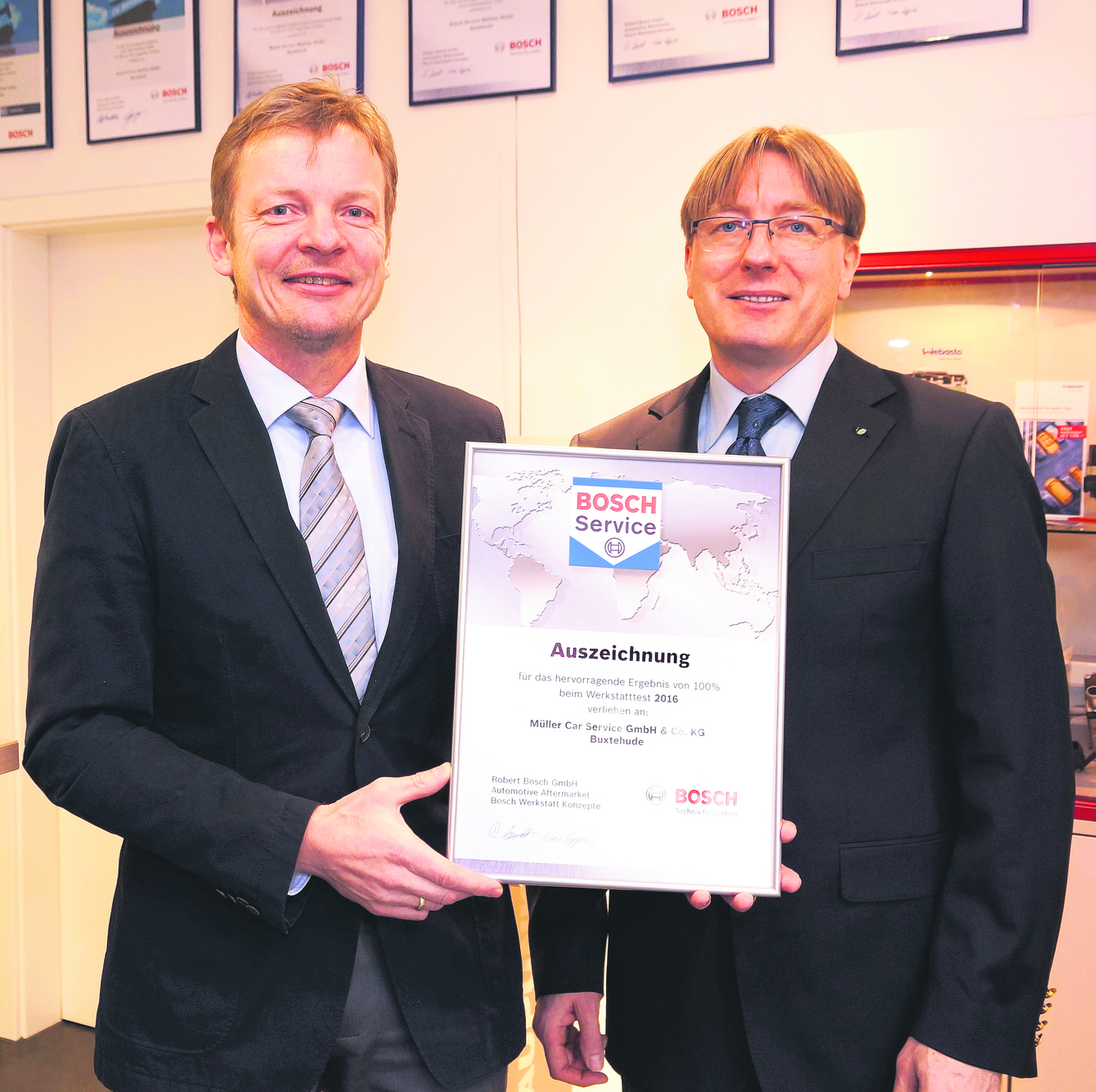 Beim Werkstatt-Test 100 Prozent erreicht: Bosch-Regionalleiter Helmut Wedemann (li.) überreicht Mathias Müller die Urkunde