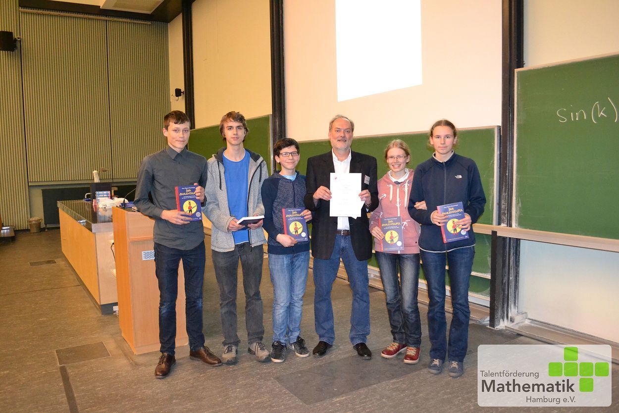 Bei der Siegerehrung: (v. li.) Richard Roßner, Fabian Becker, Florian Albrecht, Mathematik-Professor Jens Struckmeier, Miriam Pampel und Tomke Meyer