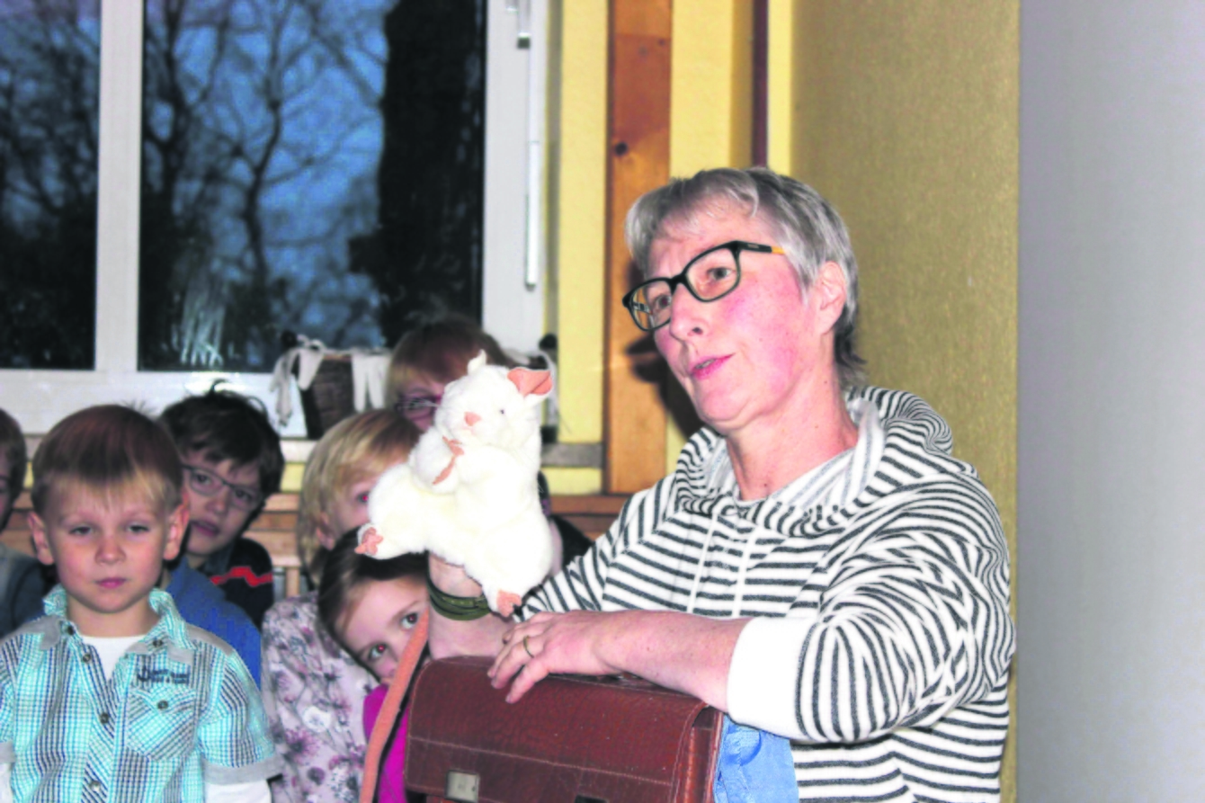 DRK-Kita-Leitung Brunhilde Neitzel alias die Kita-Maus erzählt den Kindern Geschichten aus 40 Jahren Kita Eckel