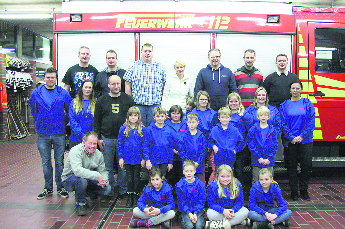Große Freude bei den Kindern der Feuerwehr,
die vom Entenrennteam des Schützenvereins
(hintere Reihe) eine Spende erhielten