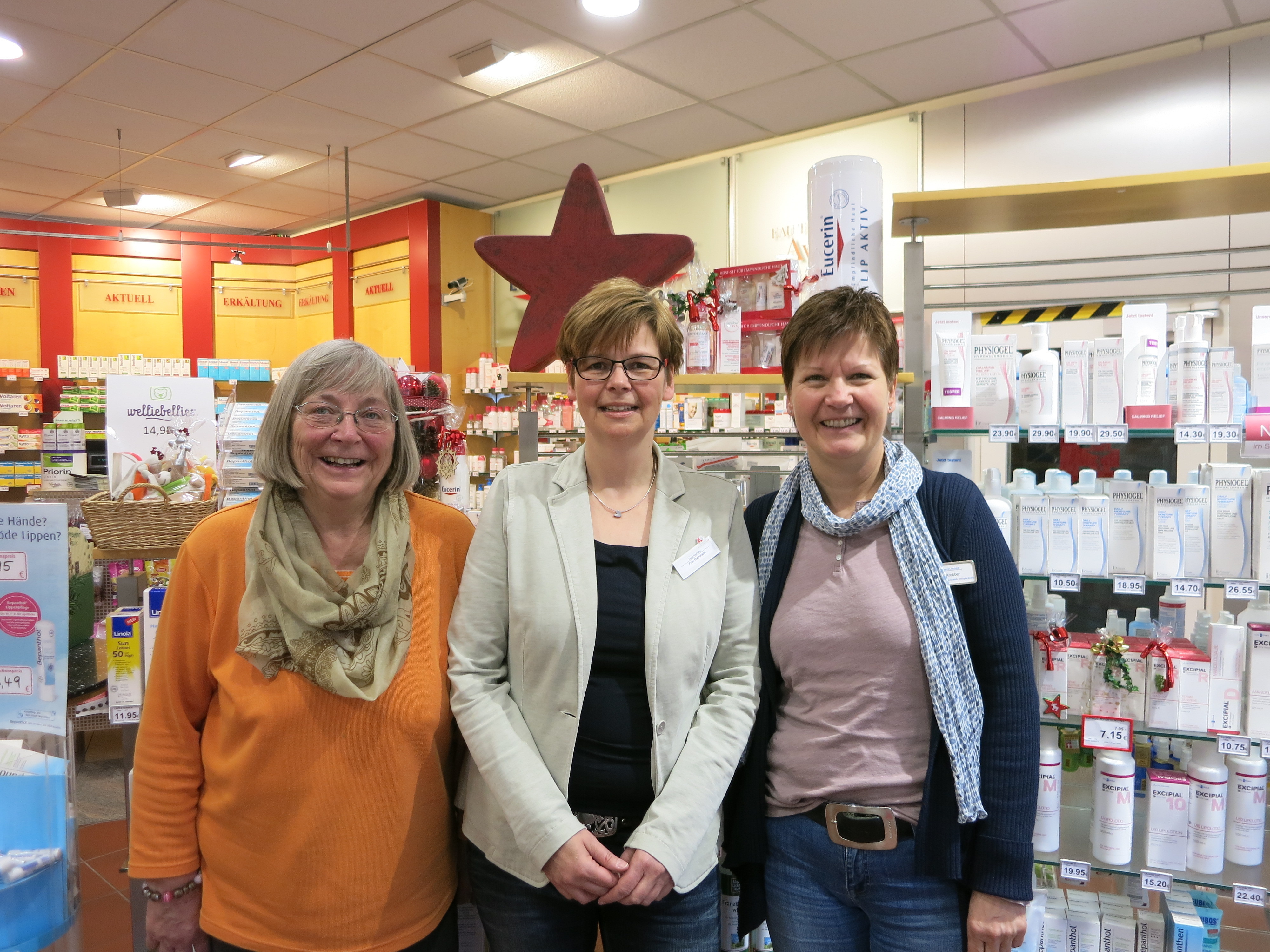 Apothekerin Silke Flathmann (Mi.) bei der Spendenübergabe mit Ursula Sendes (li.) und Bärbel Krebber