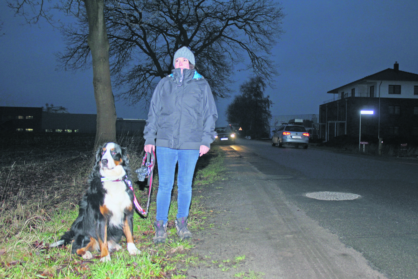 Anna Jones geht mit Hund Milo auf dem Neukloster Weg Gassi. Sie hofft, dass dort möglichst bald Lampen installiert werden