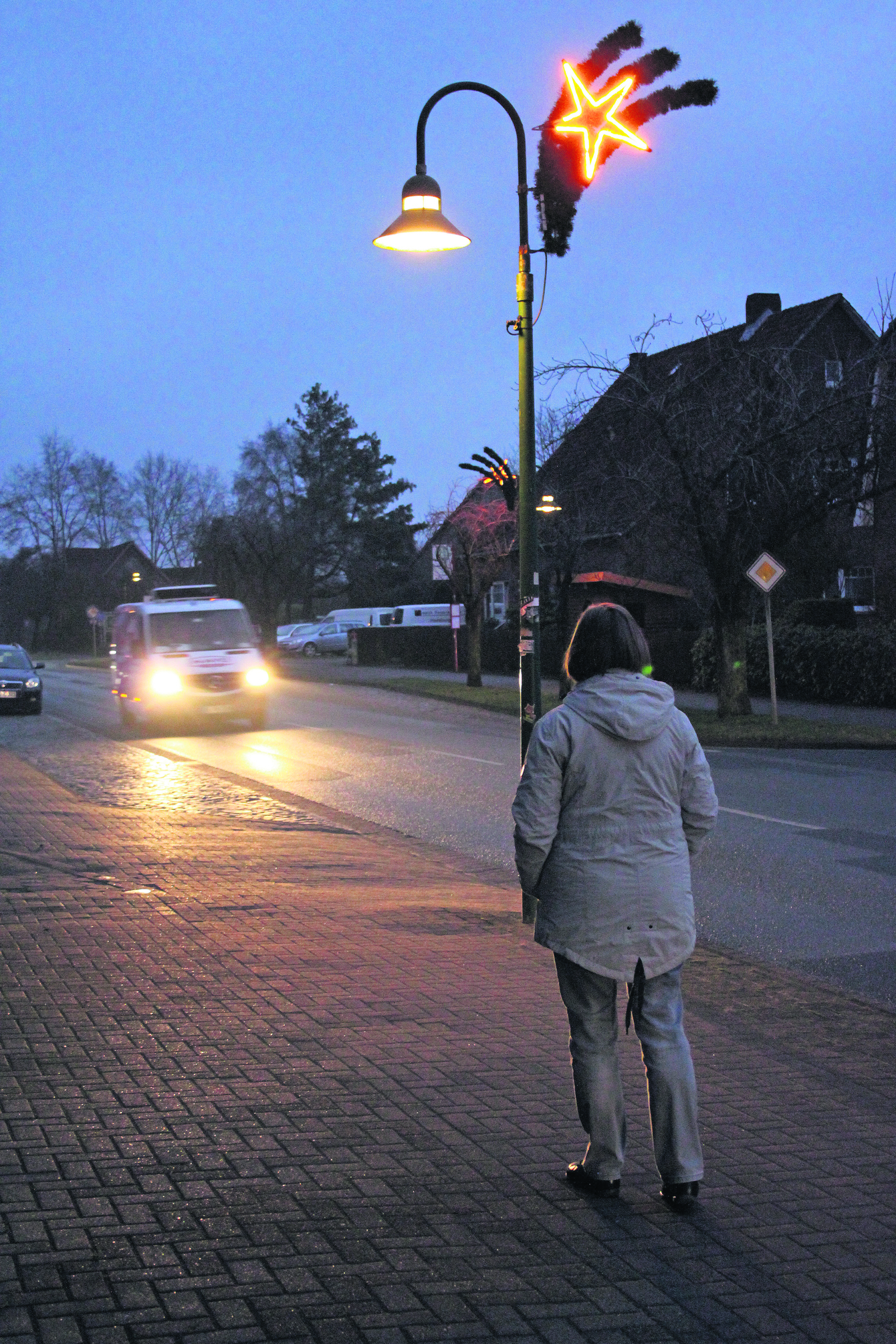 "Funzellicht" an der Buxtehuder Straße: Fußgänger tapern oft im Dunkeln