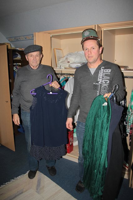 Heinz (li.) und Stefan Raap mit Theaterkostümen, die sie im eigenen Wohnhaus aufbewahren