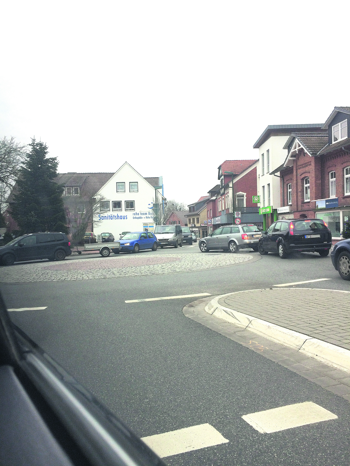 Im Kreisel geht nichts mehr: Wegen der geschlossenen Schranken kommt der Verkehr zum Erliegen