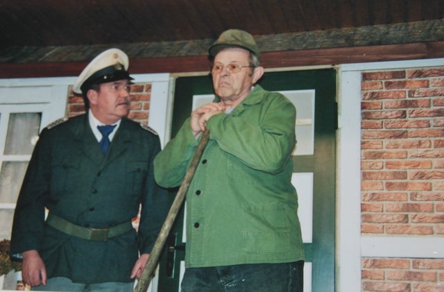Typisch "Moorer Speeldeel": Reinhard von Rönn (†) und Heinz Raap (re.) als Schutzmann und Bauer | Foto: Moorer Speeldeel