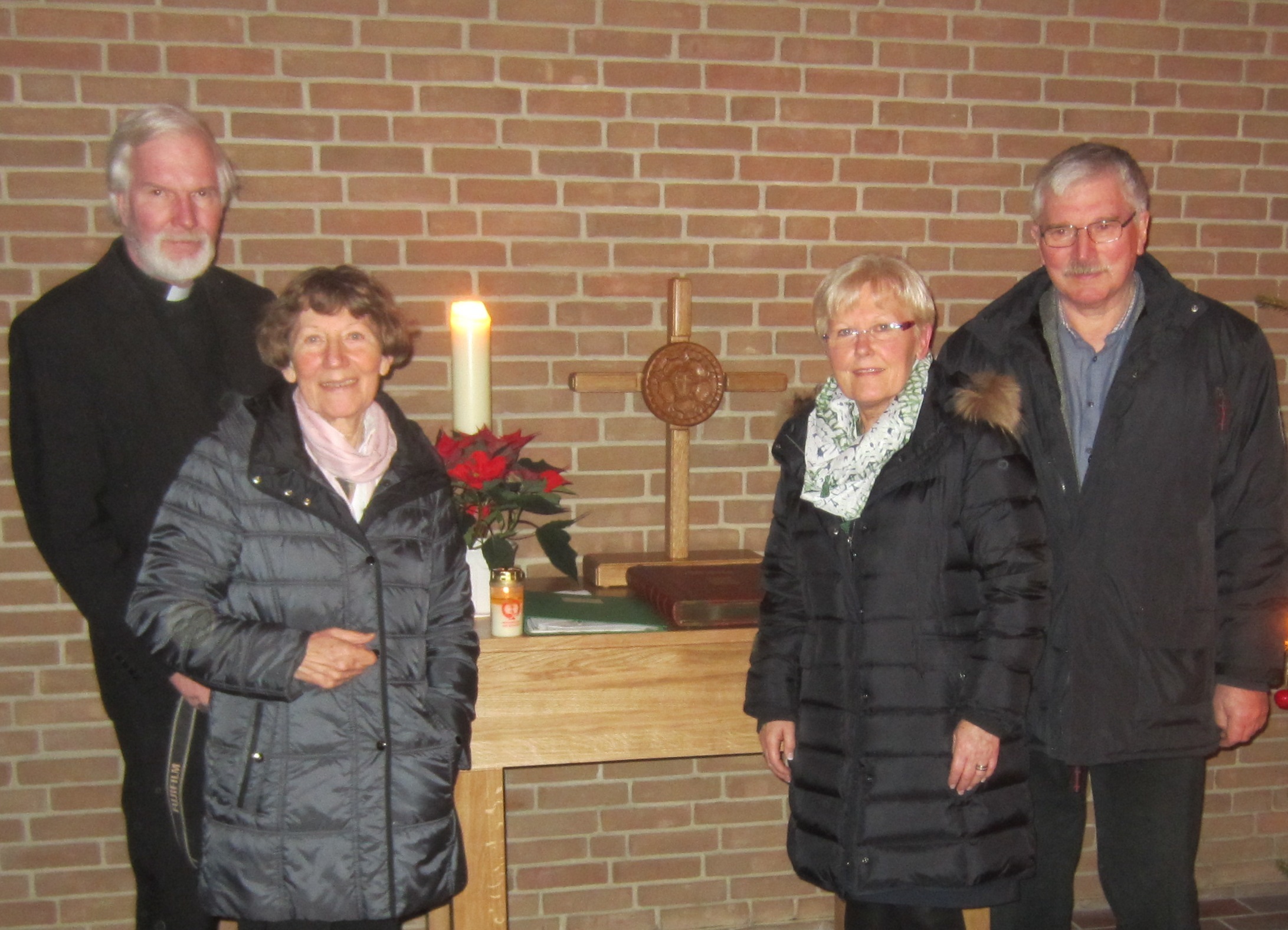 Freuen sich über die Spende (v. li.): Pastor Martin Engelhardt, Kirchenvorsteherin Karin Meyer, Ortsvorsteherin Heike Meyer und Joachim Maack