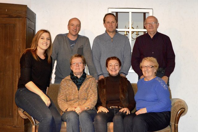 Die "Moorer Speeldeel" 2016 mit (hi. v. li.): Fred Raap, Stefan Raap, Siegfried von der Heide und (vorne v. li.)
Katrin Raap, Brigitte von Rönn, Heike von der Geest sowie Karin Royl | Foto: Moorer Speeldeel