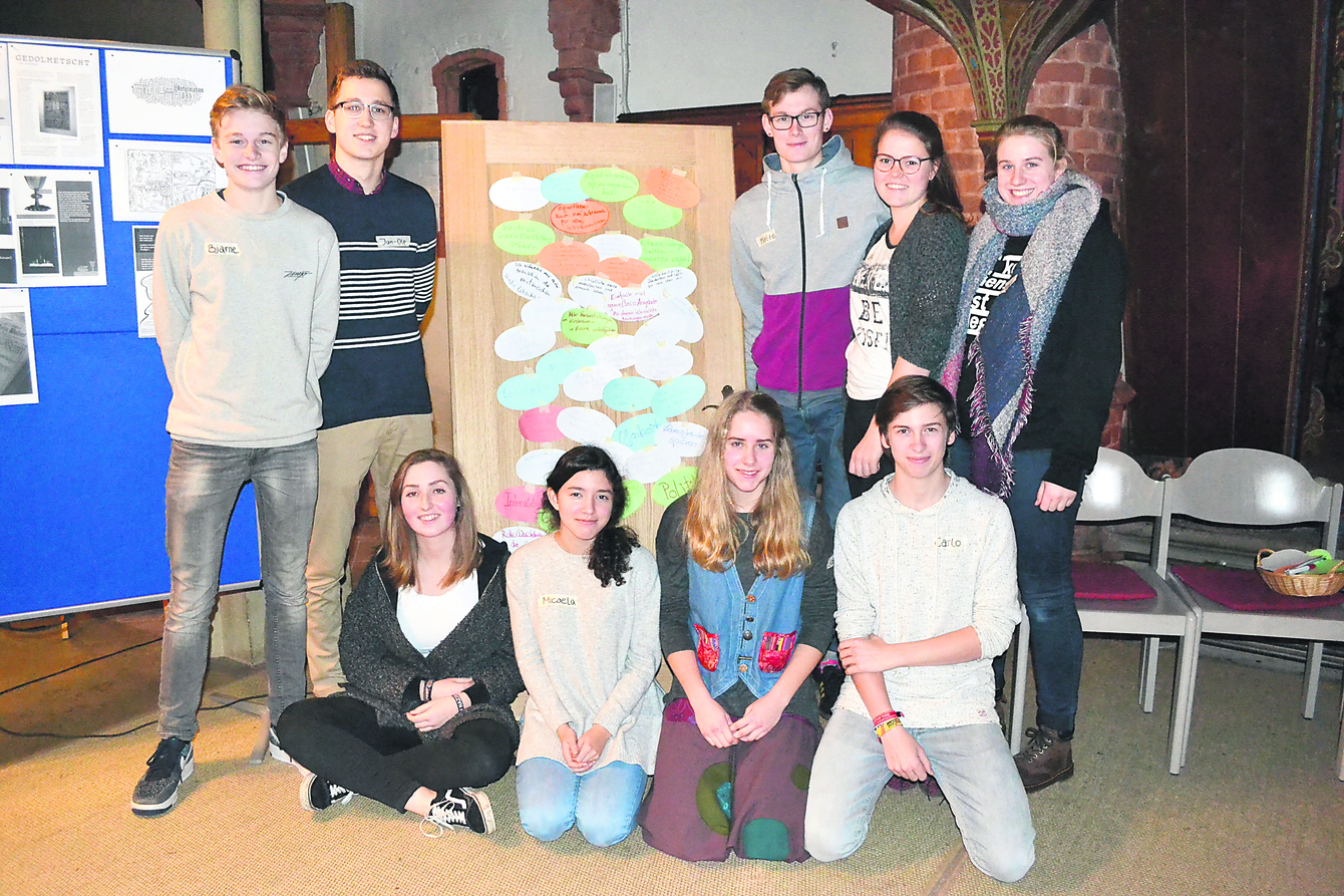 Die Evangelische Jugend Tostedt hatte den Abend zum Thema "Das wollen wir ändern!" vorbereitet, hinten v. li.: Bjarne, Jan-Ole, Matthias, Lara und Leonie sowie vorne v. li.: Julia, Micaela, Josepha und Carlo
