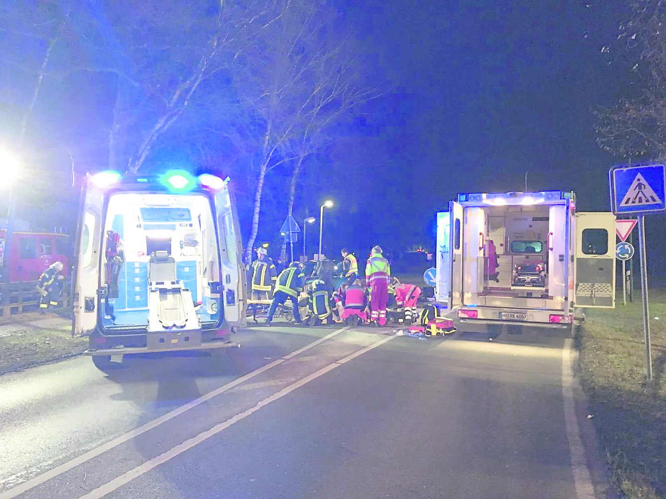 Sanitäter kümmerten sich lange um den Verletzten, bevor er ins Krankenhaus gebracht werden konnte