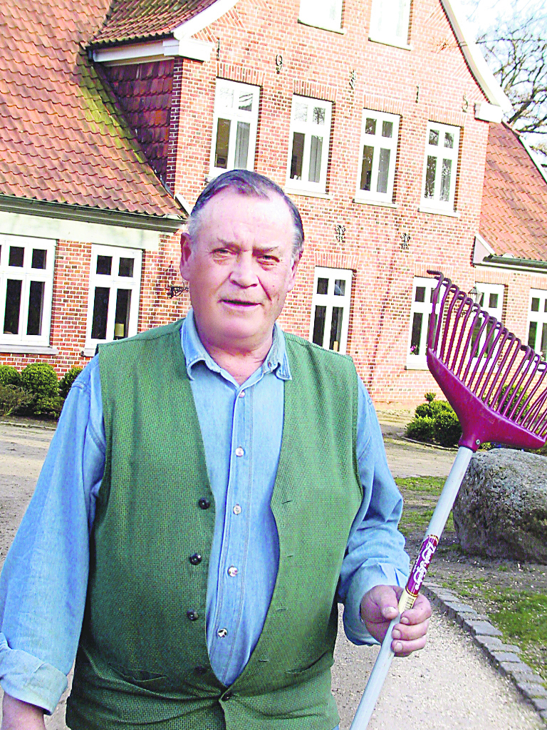 Verstarb jetzt mit 72 Jahren: Manfred Dibowski, hier als Hausmeister vor dem Salzhäuser Haus des Gastes