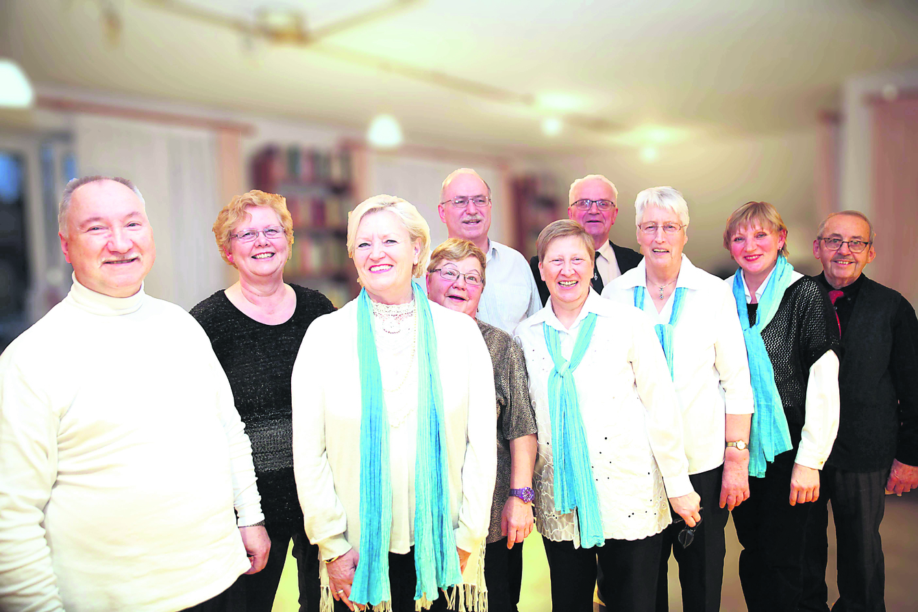 Sangesfreudige Formation: der Gemischte Chor Salzhausen mit dem Vorsitzenden Peter Schmidt (4. v. re.)