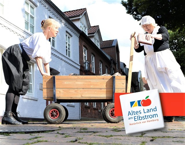 Szene aus der Führung "Stader Frauenzimmer": Die Gästeführerinnen Edith Bruns (li.) und Katharina Scholz