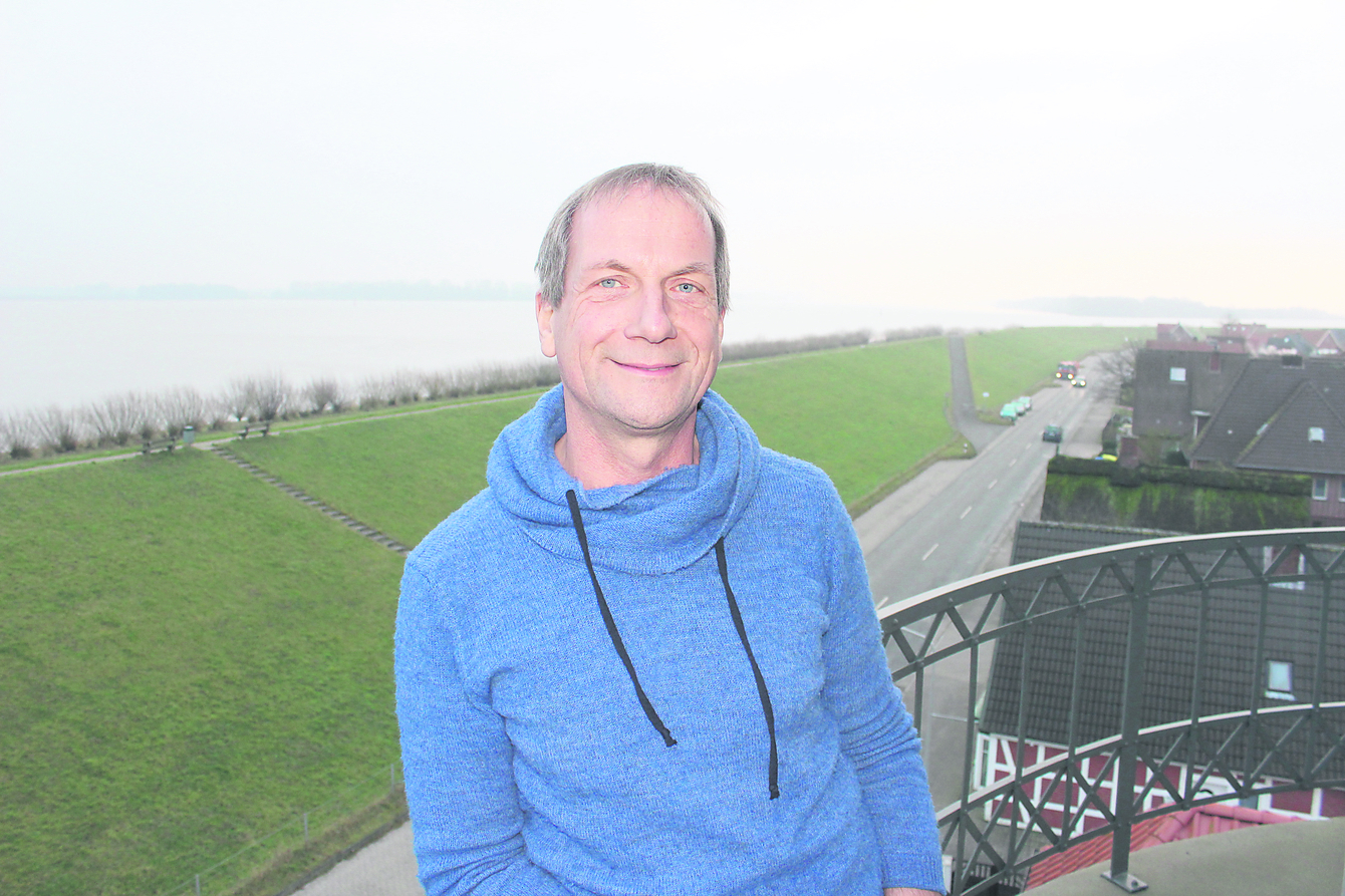 Jean-Pierre Heinrichs hat auf dem 16 Meter hohen Turm einen tollen Ausblick auf die Elbe