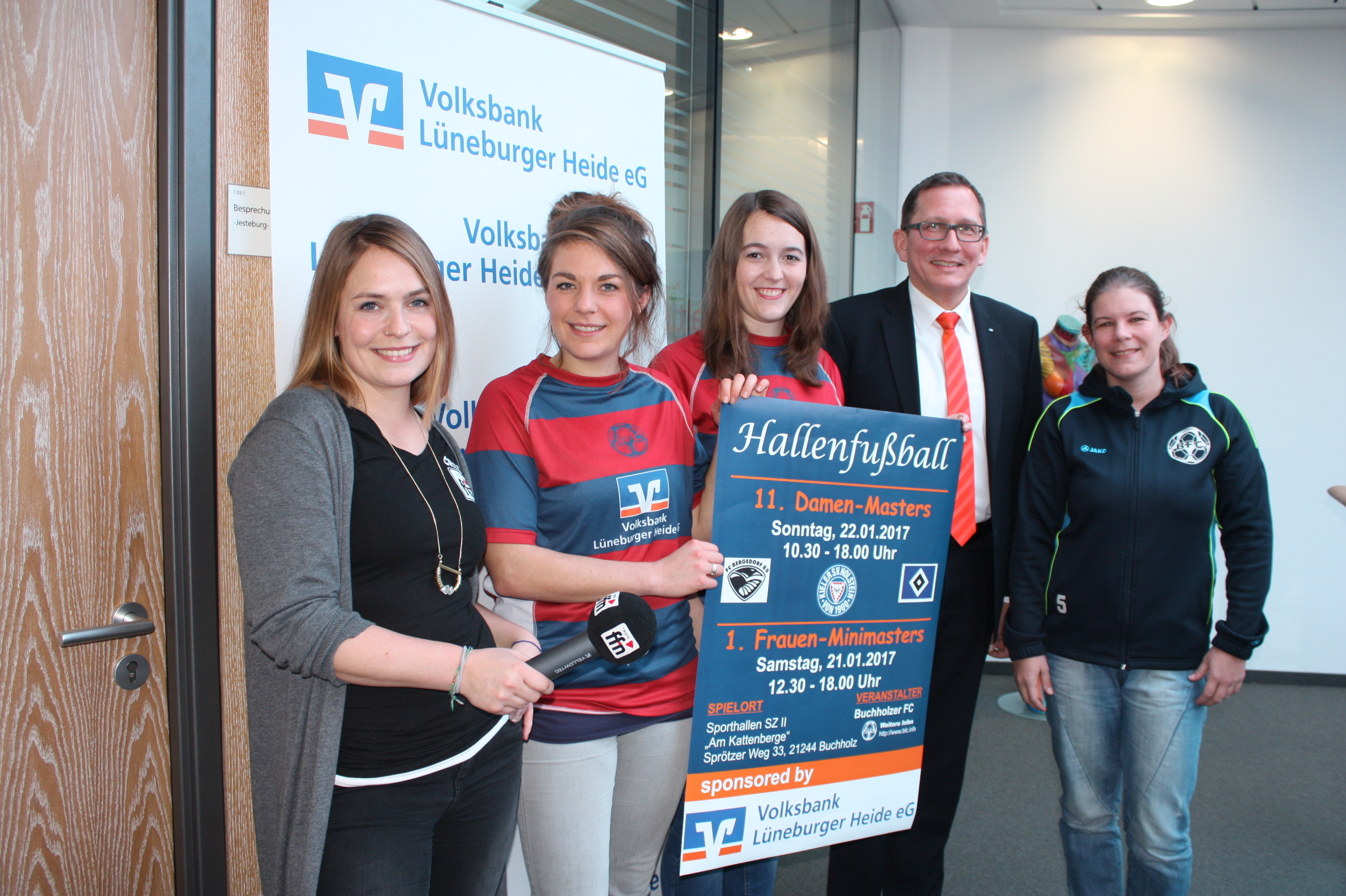Nach der Auslosung der Gruppen (v. li.): Lena Baack (FFN), Anouschka Diestel, Jacqueline Plutta (beide BFC), Frank Krause (Volksbank Lüneburger Heide) und Alexa von Bargen (BFC)
