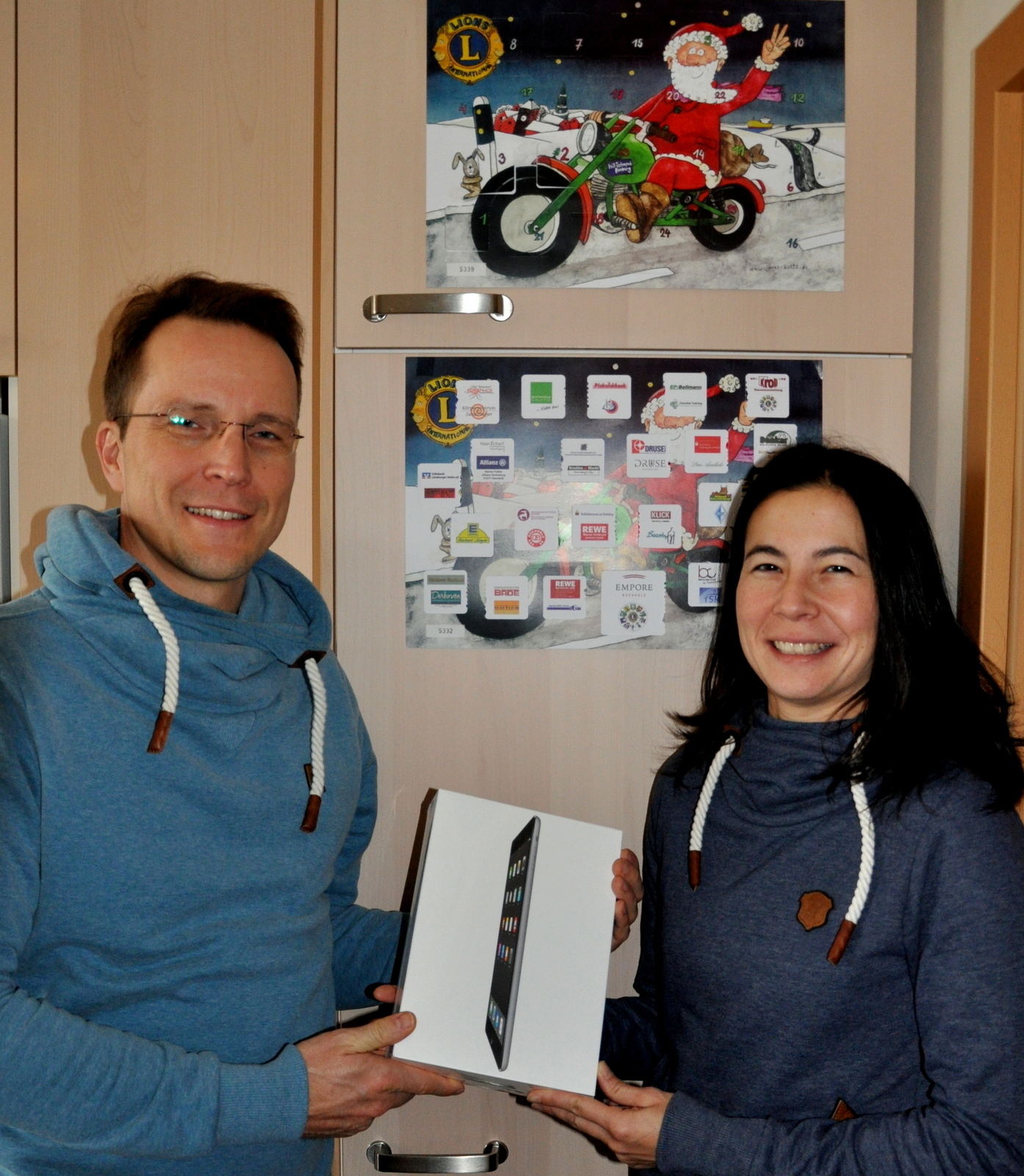 Jessica und Jan Kersten aus Buchholz haben mit dem Rosengarten-Adventskalender des Lions Club Rosengarten ein IPad Air gewonnen
