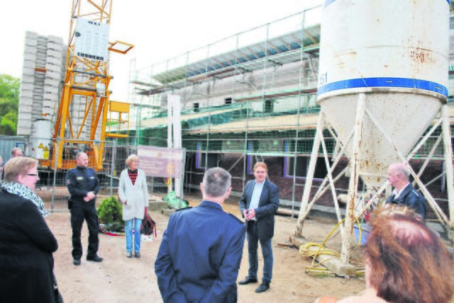 Beim Richtfest für die neue Salzhäuser Polizeistation Ende September 2016: Der Bau am Zickzackweg soll in den nächsten Wochen fertig werden