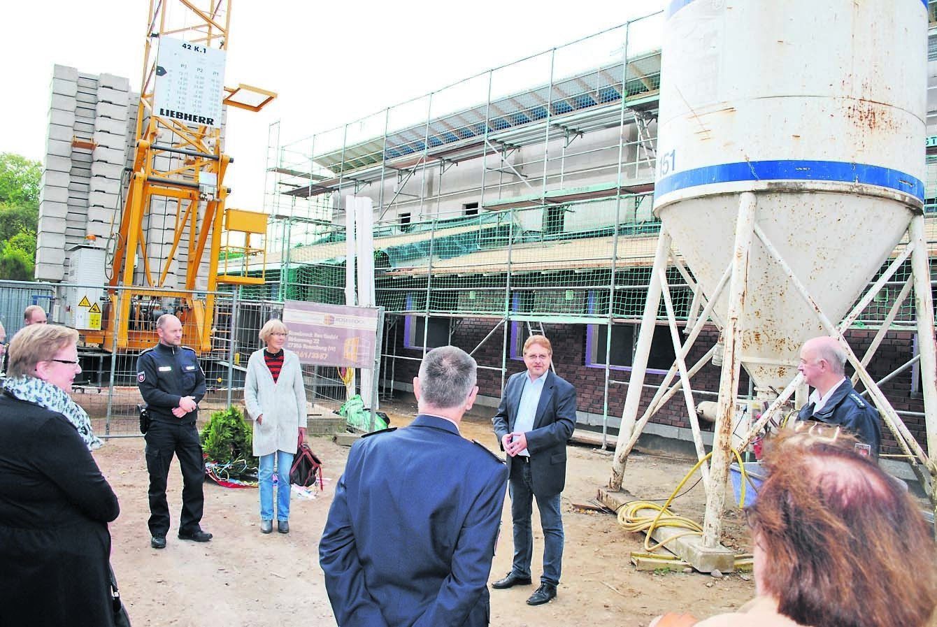 Beim Richtfest für die neue Salzhäuser Polizeistation Ende September 2016: Der Bau am Zickzackweg soll in den nächsten Wochen fertig werden