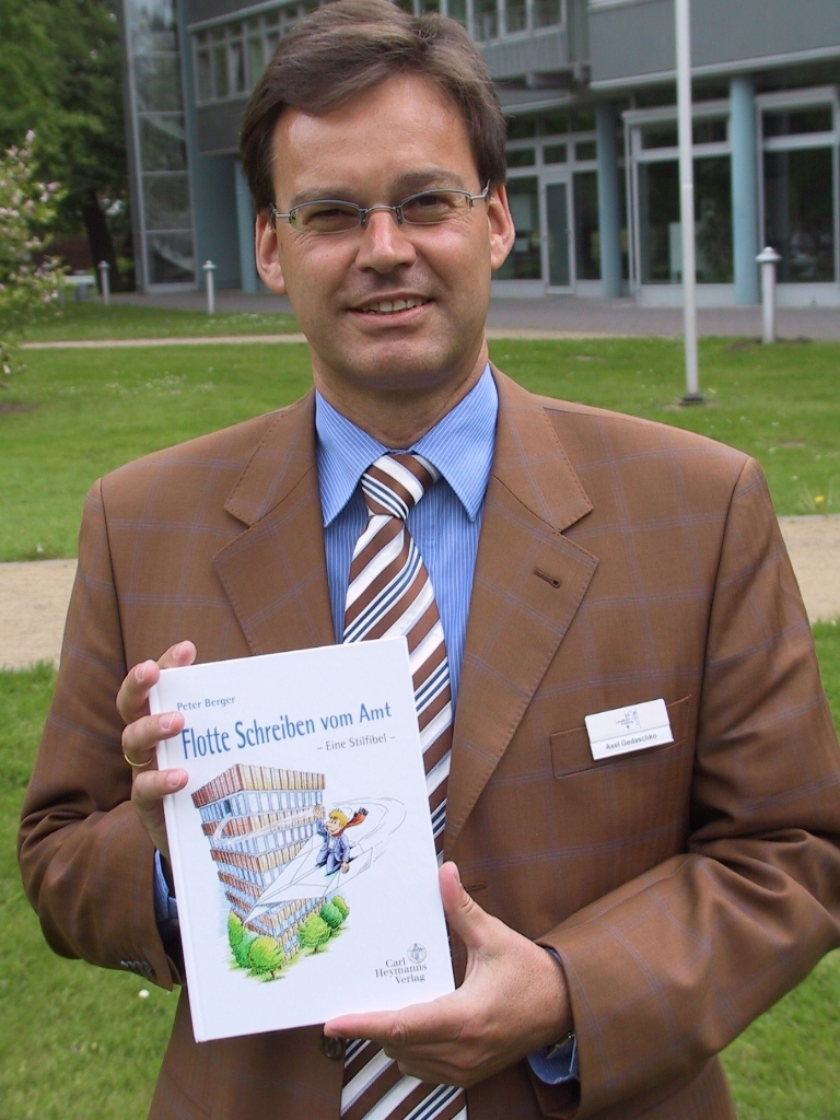 Der damalige Landrat Axel Gedaschko mit der Stil-Fibel für den Landkreis Harburg