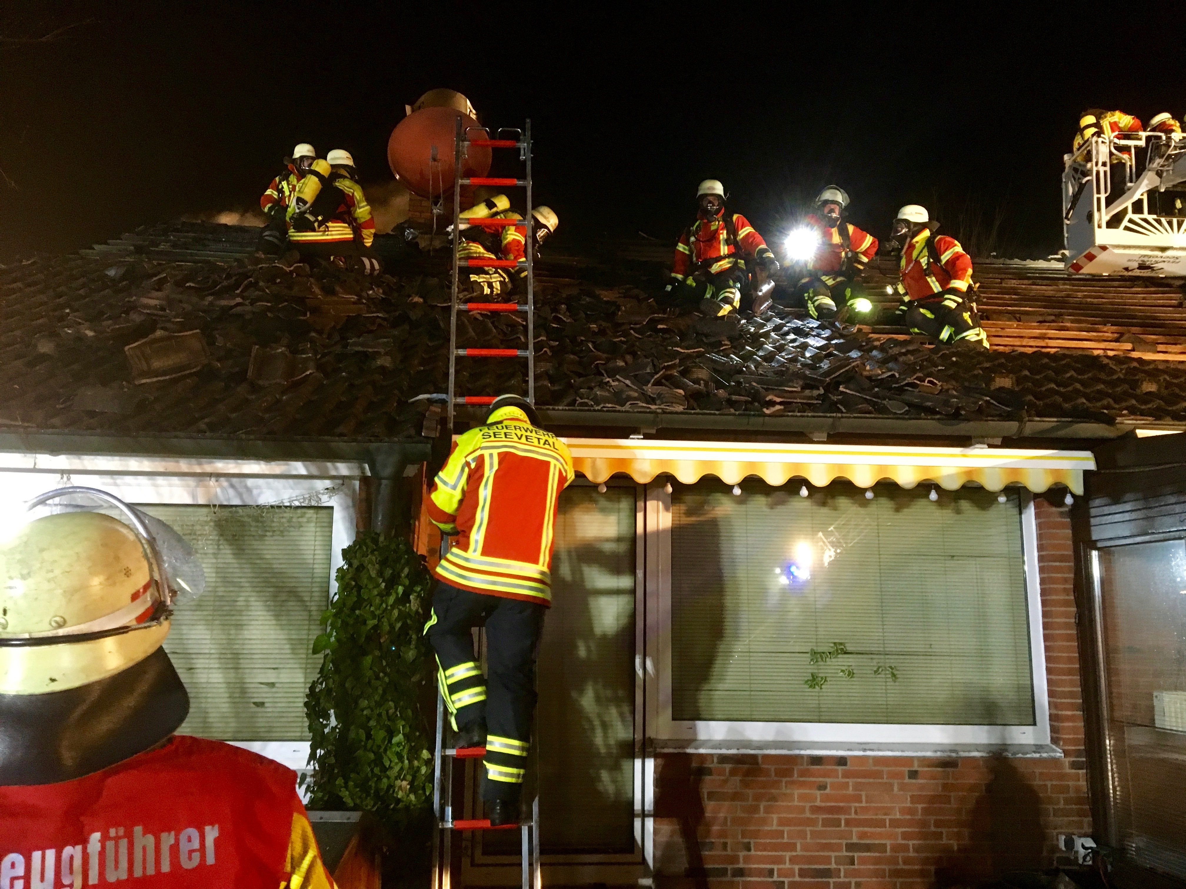 Mit Drehleiter und Atemschutz ausgestattet bekämpften die Retter die Flammen