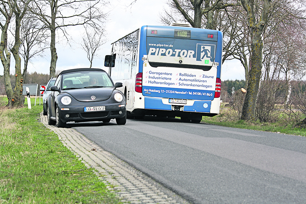 Der Ausbau der Straße Itzenbütteler Buchen soll bald beginnen. Solche gefährlichen Verkehrsbegegnungen soll es dann nicht mehr geben