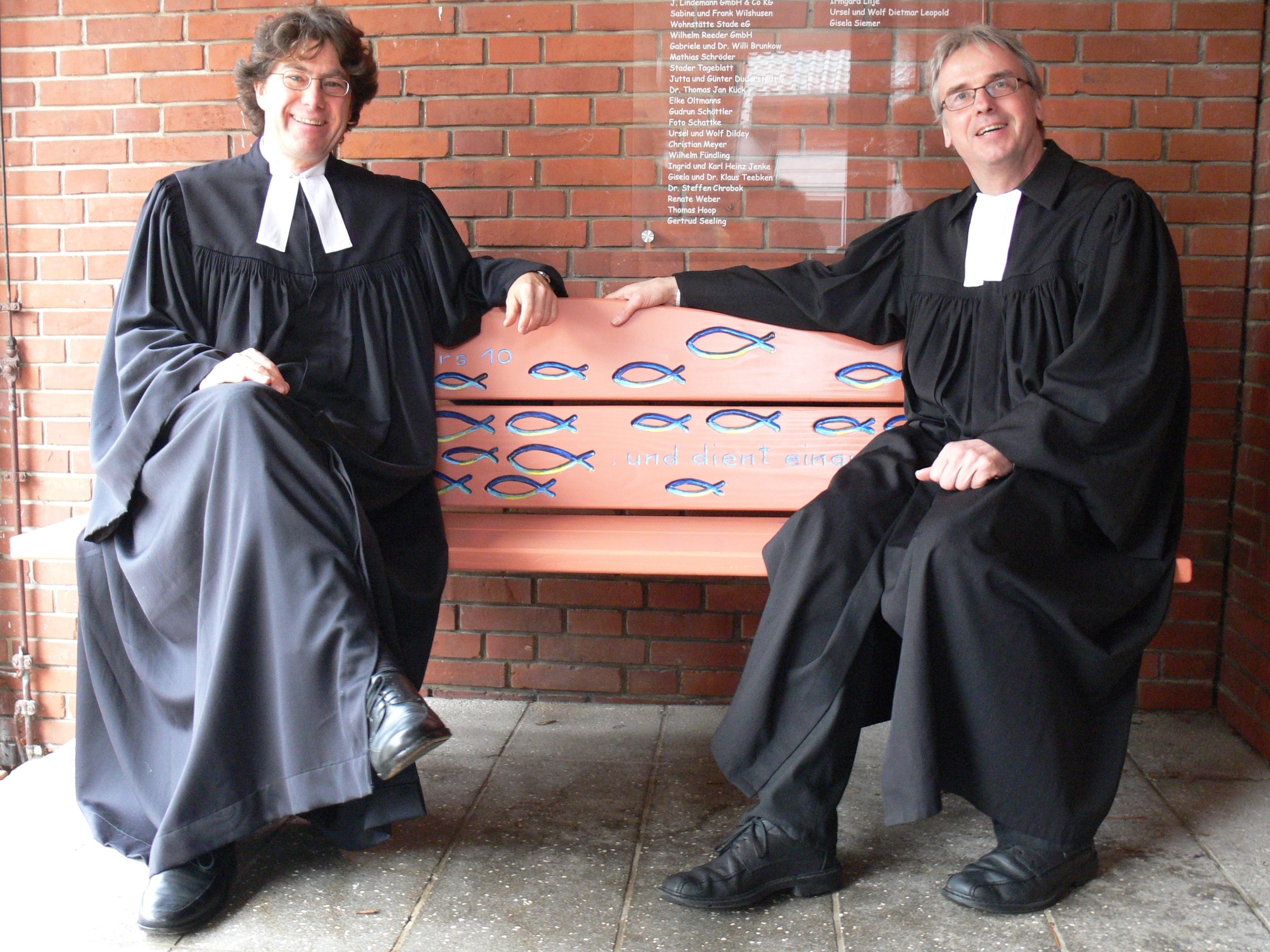 Die Pastoren Dr. Christian Kurzewitz (li.) und Dr. Wilfried Behr auf der verzierten Bank