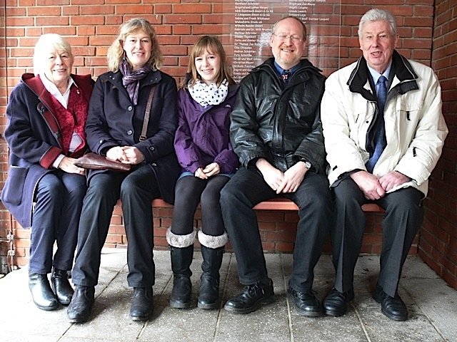 Probesitzen auf der neuen Bank (v. li.): Ursel Dildey,  Petra Dildey mit Tochter Philippa, Fraser Charlton und Wolf Dildey | Foto: Ute Kröncke