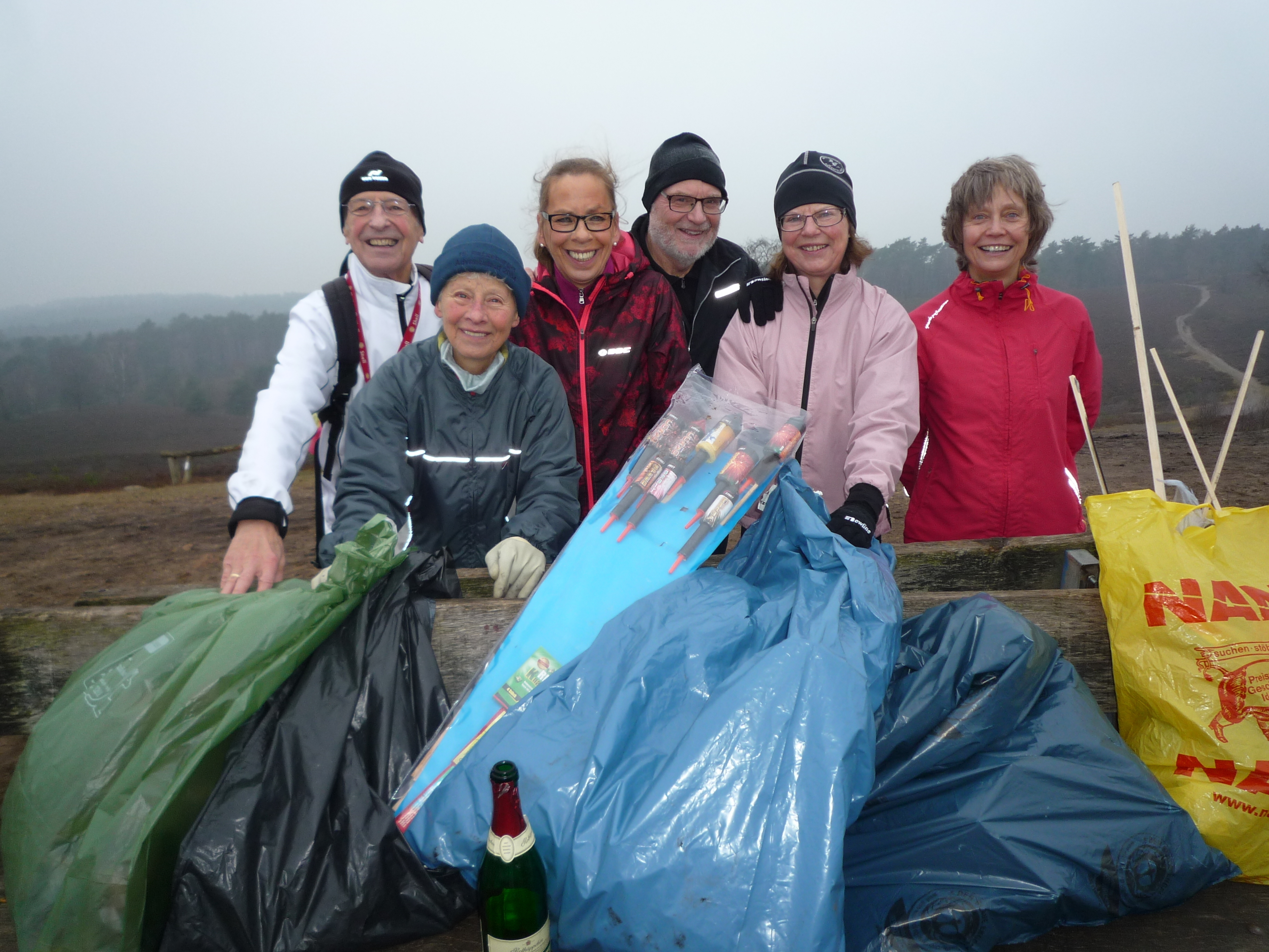Die Laufgruppe von Blau-Weiss-Buchholz sammelt wieder die Hinterlassenschaften der Silvesternacht vom Brunsberg
