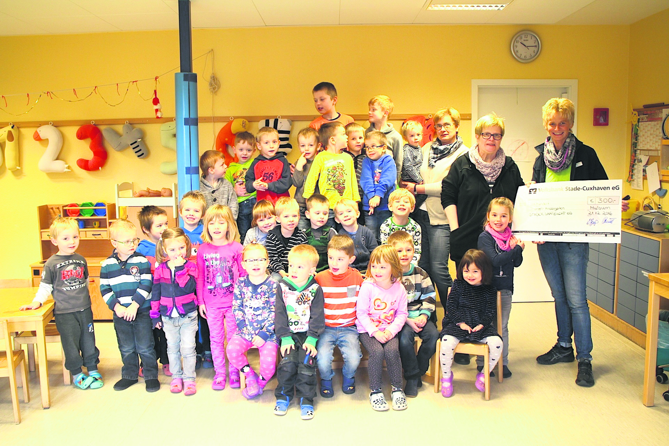 Sonja Michaelis, Leiterin der Saatzucht in Fredenbeck, übergibt den Scheck an den Triangel-Kindergarten in Mulsum