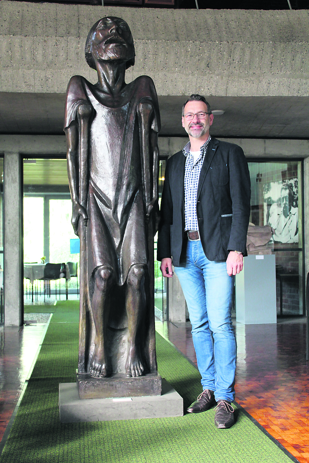 Pastor Jürgen Stahlhut neben einem Werk aus der viel beachteten Barlach-Kollwitz-Ausstellung
