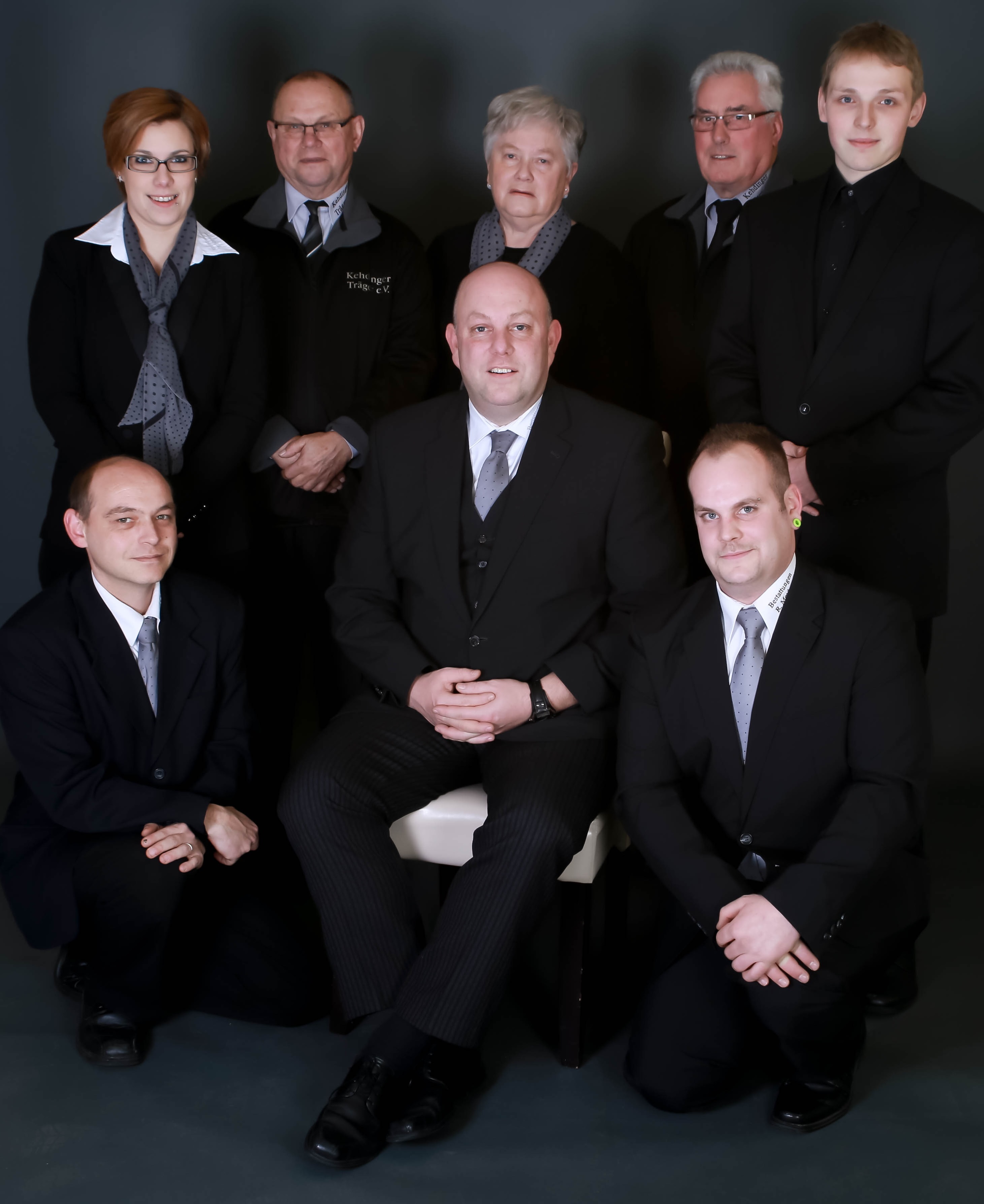 Familie Meyburg mit Team und Sargträgern