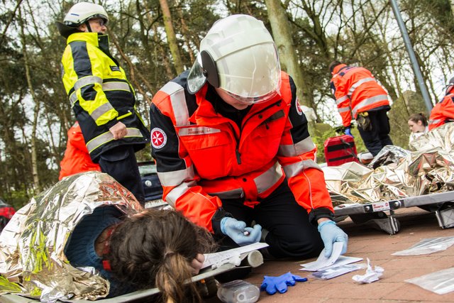 Nach Notfalleinsätzen mit Todesopfern oder Schwerverletzten - wie hier in einer Übung der Johanniter simuliert -  brauchen Retter manchmal selbst psychologische Unterstützung | Foto: Johanniter-Unfall-Hilfe/Jan Klaassen