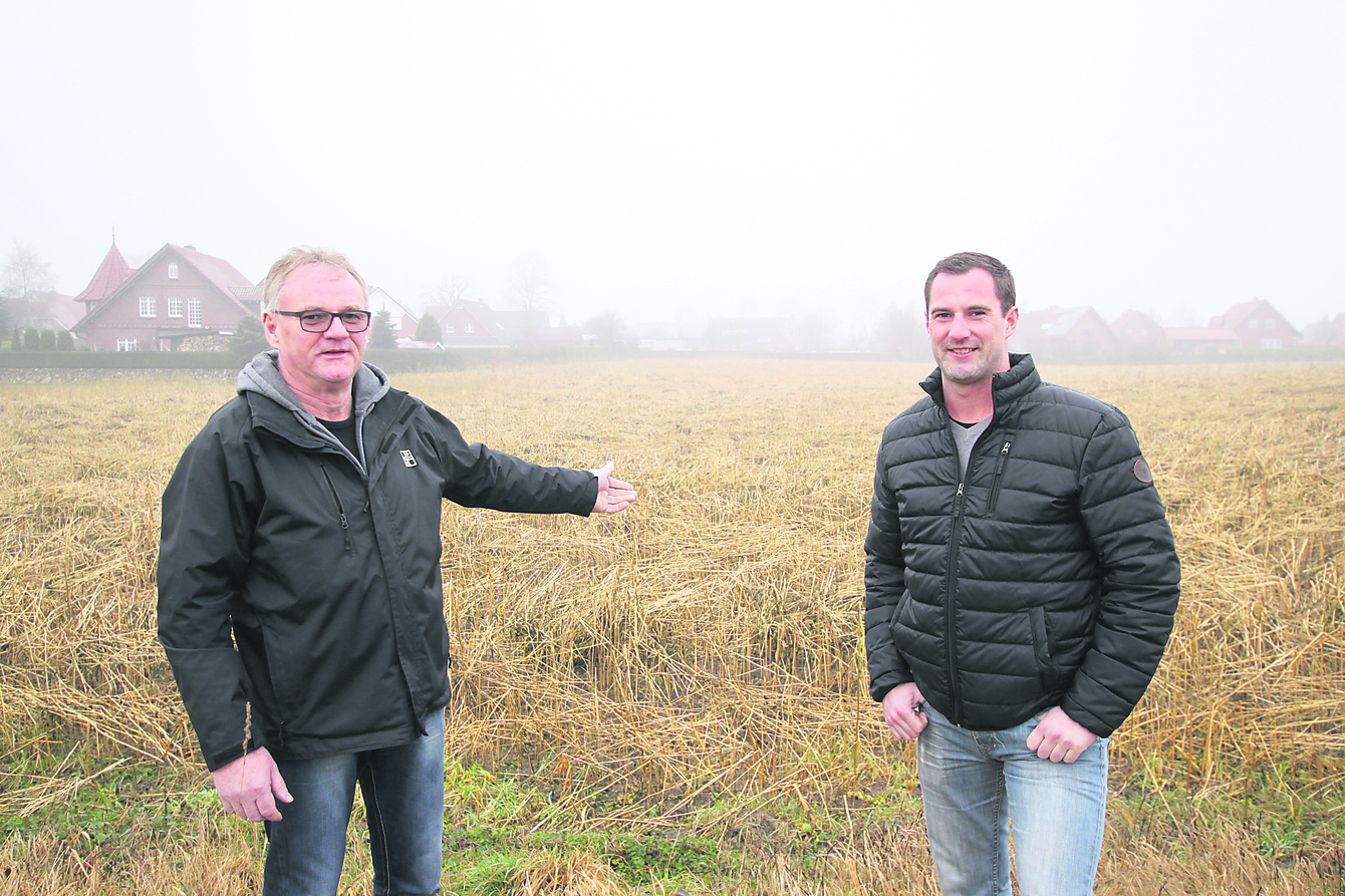 Hans-Wilhelm Müller (li.) und sein Sohn Simon zeigen die Fläche, auf der das Baugebiet entstehen soll