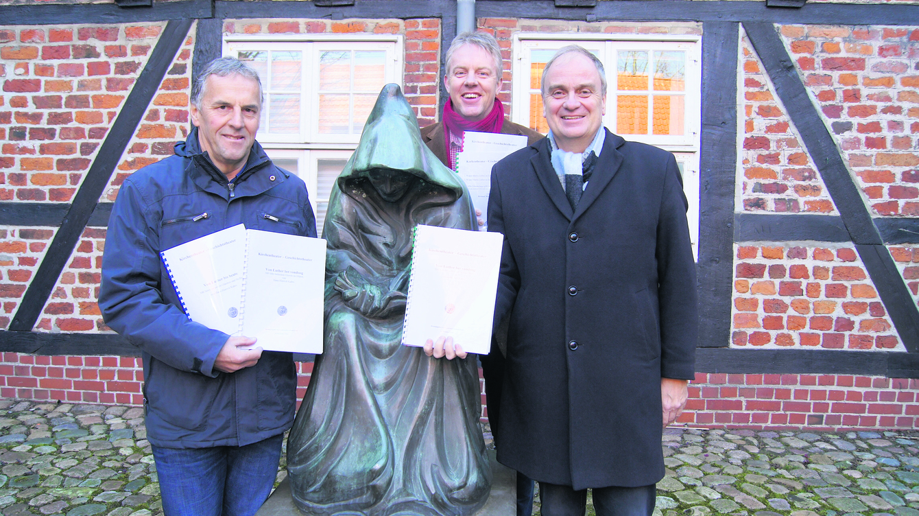 Posieren mit historischem Mönch und neuen Theaterskripten (v.li.): Hans-Hinrich Kahrs, Helmut Winkelmann und Dr. Hans-Eckhard Dannenberg (Landschaftsverband)